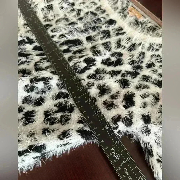 Takara Women’s‎ Sz M Cheetah Fuzzy Eyelash Black White Multi Cheetah Sweater - Picture 5 of 9